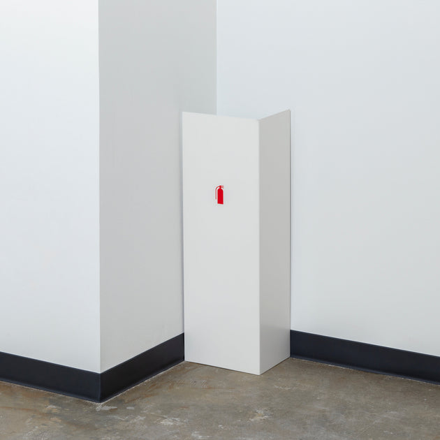 隠したい」から、「見せたくなる」へ - MINIMAL SHAPE 消火器スタンド