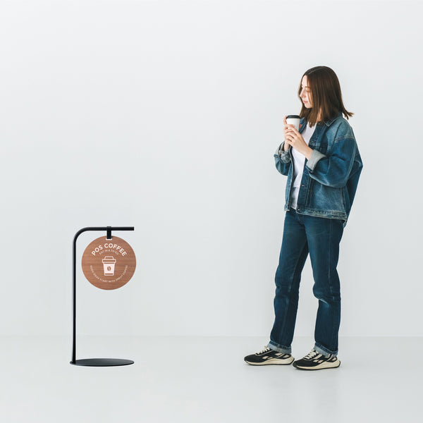 "浮遊感" がありきたりを超える<br>ROUND スタンドサイン開発秘話