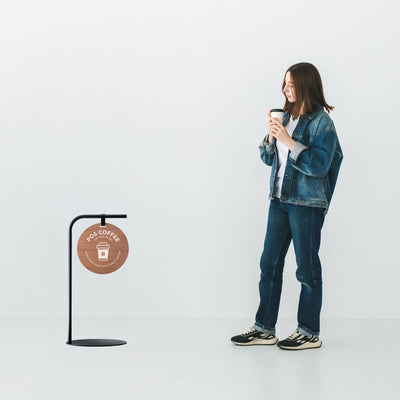 "浮遊感" がありきたりを超える<br>ROUND スタンドサイン開発秘話