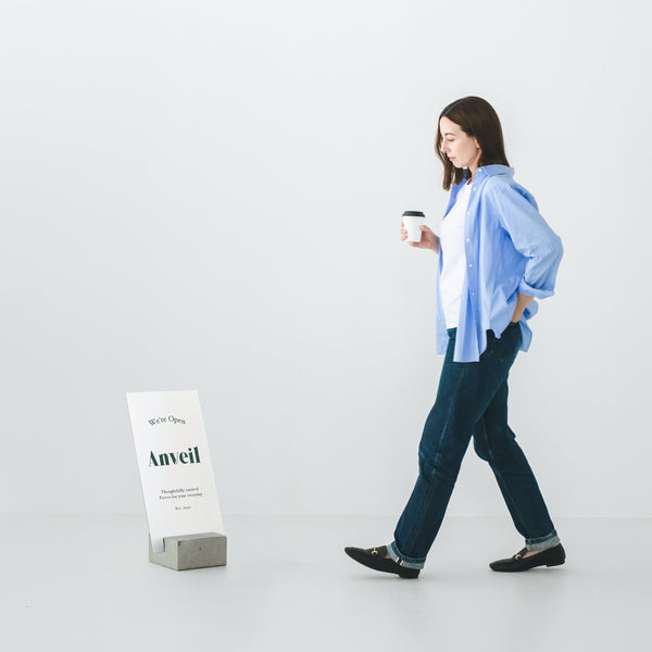 「シンプルは、いちばん難しい」<br>BLOCK & BOARD スタンドサイン 開発秘話